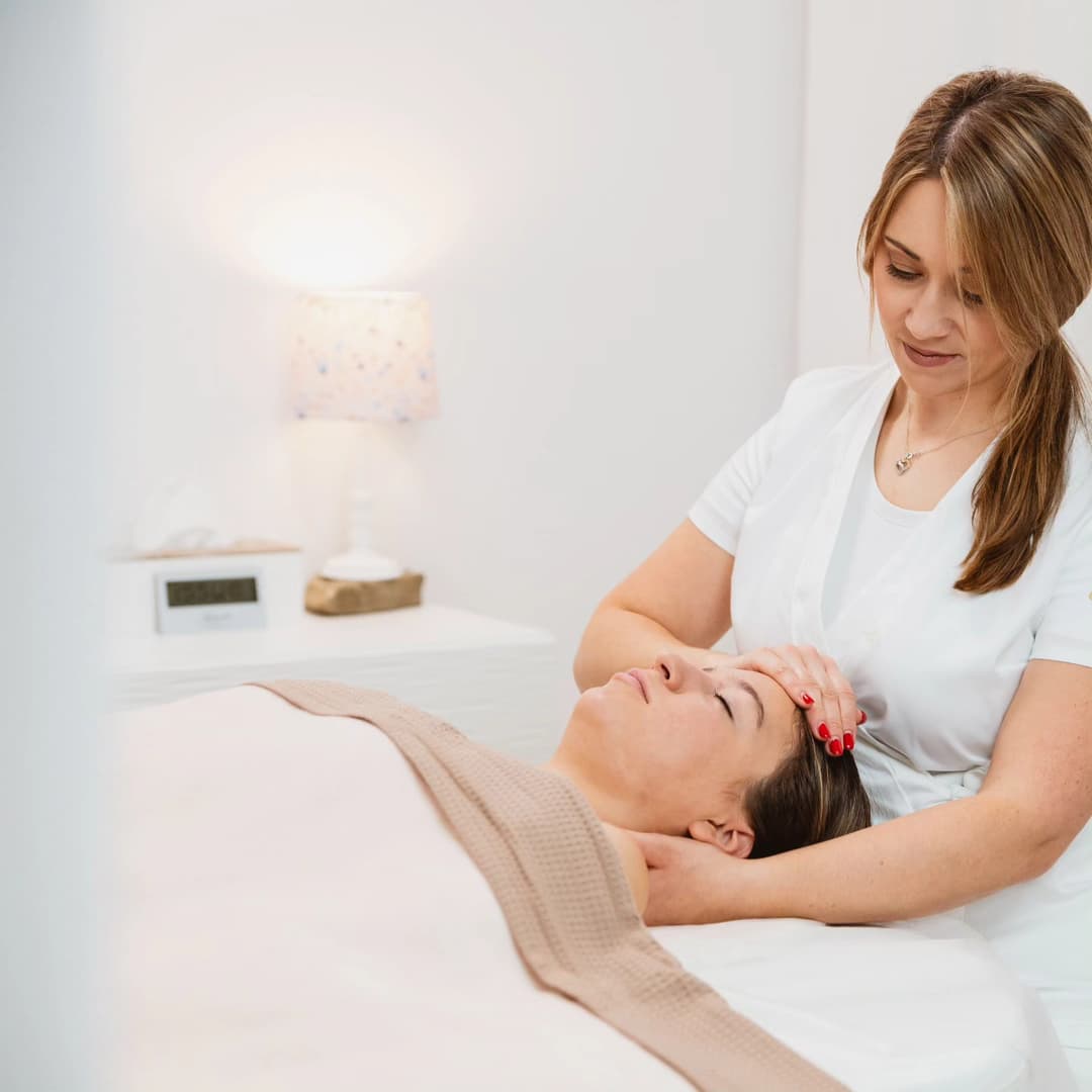 Sprostitvena masaža glave